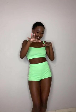 Mirella Qualha (@iamirellaa) #cropped  #decote  #top cropped verde claro  #shorts  #shorts verde claro  «Dançando de meia no chão sujo...»