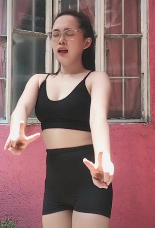 Yennie Perilla (@iamyennie_) #cropped  #top preto  #shorts apertados  #calcinha bege  #decote  «Gusto ko lang naman sumayaw bat...»