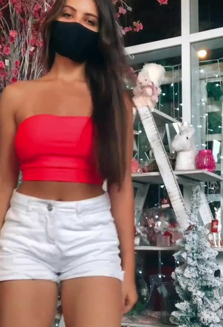 Isa Pinheiro (@isapinheiro_sp) #top tubo  #top tubo vermelho  #decote  #shorts  #shorts branco  «Qual horário está vendo este...»