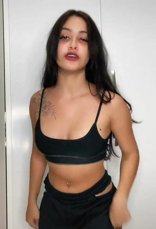 Carol Nunes (@itscaroln) #cropped  #decote  #corpo tatuado  #calça  #sutiã esportivo  #sutiã esportivo preto  #calças pretas  «dc: euuuu/ pfff façam viralizar,...»