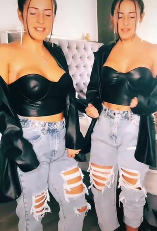 jakictwins (@jakictwins) #espartilho  #espartilho preto  #espartilho de couro  #calça jeans  #decote  #piercing no umbigo  «wir feiern das Lied irgendwie...»