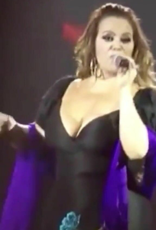 Jenni Rivera (@jennirivera) #decote  #vestido  «Si no es por las buenas, pues...»