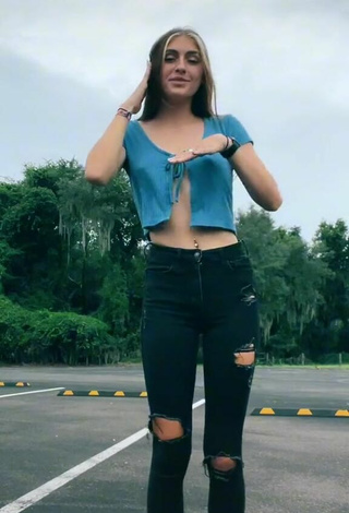 Jersey Grace (@jerseygracee) #cropped  #decote  #corpo tatuado  #apertado  #calça jeans  #piercing no umbigo  #top azul  #sem sutiã  «this shirt»