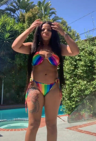 Mikayla Saravia (@kkvsh) #decote  #corpo tatuado  #bikini  #abaixo do peito  #peitos saltando  «First time using TIKTOK»