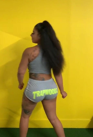 Mikayla Saravia (@kkvsh) #cropped  #corpo tatuado  #top cinza  #shorts  #rebolar  #bunda grande  «Whine up   #lookinggoodchallenge»