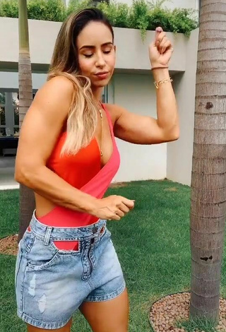 Lica Lopes Ramalho (@licalopes10) #decote  #peito lateral  #corpo tatuado  #roupa de banho  #shorts jeans  #maiô laranja  «Tão feliz de ter conseguido...»