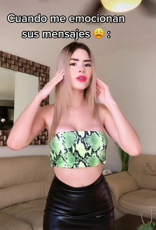 Mafer Payan (@mafpayan1_) #decote  #top tubo  #top tubo com estampa de cobra  #saia  #saia preta  #saia de couro  «Tu 6 @ Se está enamorando de ti...»