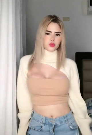 Mafer Payan (@mafpayan1_) #cropped  #top bege  #decote  #jeans  #dança de saque  «A qué hora te salió este video»