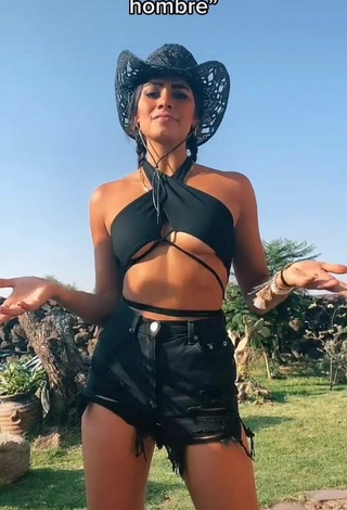 Manu Barrios (@manubarrioos) #cropped  #top preto  #bunda tremendo  #shorts  #shorts pretos  #abaixo do peito  «Jajajaja @elchemagomfie #fyp...»