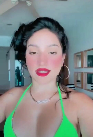 Mariam Obregon (@mariamobregon) #lábios vermelhos  #decote  #sexy  #top de biquíni  #top de biquíni verde  «A quien más le pasa»