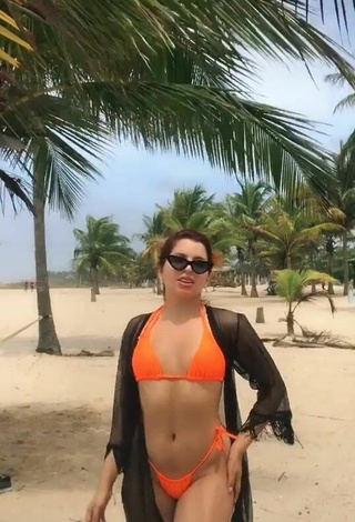 Marian (@marianyyaaa) #praia  #bikini  #biquíni laranja  #bunda tremendo  #sexy  «Estoy de vacaciones al fin    #fyp»