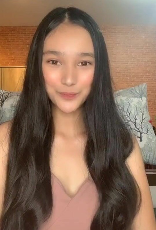 Karina Bautista (@misskareee) #decote  «Road to 1M na tayo, can we make...»