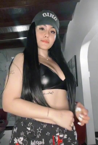 Nicole Diaz (@nicoleddiazz) #decote  #corpo tatuado  #calça  #apertado  #sutiã  #sutiã preto  #sutiã de couro  «Todo mal en el video»