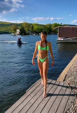 Olivia Alboher (@oliviaalboher) #decote  #bikini  #biquíni verde claro  «lake dayyyy! #dancer #lake #fyp...»