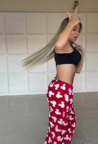 Raffaela Souza (@raffaelasouza_) #decote  #calça  #sutiã esportivo  #sutiã esportivo preto  #dança de saque  «Depois dessa dança eu tive ctz q...»