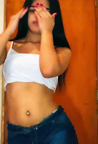 Rayaneheloisa (@rayyhelo2.0) #cropped  #decote  #top branco  #shorts jeans  #rebolar  «Tentei #foryou»