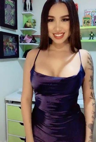 Alejandra Trevino (@soyaletrevino) #decote  #corpo tatuado  #vestido  #vestido de seda  «Hola tiktok :) #aletrevino #fyp»