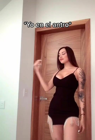 Alejandra Trevino (@soyaletrevino) #decote  #corpo tatuado  #vestido  #vestido preto  «Extraño bailar salsa con mis...»