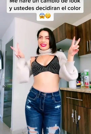 Soy Maryorit (@soysaritamarti) #decote  #sutiã  #calça jeans  #lábios vermelhos  «Ustedes deciden    tiktok haz lo...»