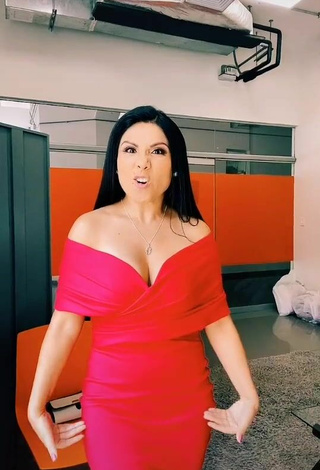 Tula Rodriguez (@tulaperu) #decote  #vestido  #vestido vermelho  «Imagínate si voy al Gym jajaja...»