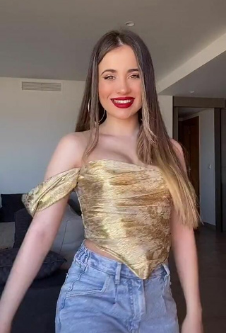 Valeria Monerri (@valeriamonerri) #decote  #espartilho  #espartilho dourado  #calça jeans  #lábios vermelhos  «Y yo le digooo...❤️»