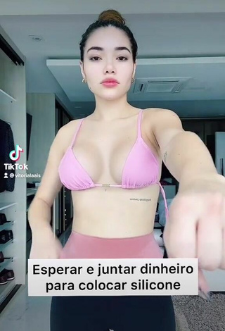 Vitoria Lais (@vitorialaais) #decote  #peito lateral  #corpo tatuado  #top de biquíni  #top de biquíni rosa  #legging  «Hahaha façam isso meninas!...»