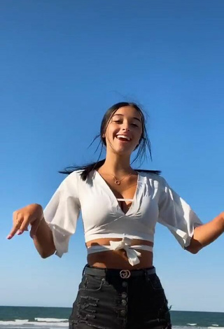 Taylor Mackenzie (@wow.its.taylorr) #cropped  #top branco  #shorts jeans  #shorts  #decote  «IT’S SO WINDY OMG #foryoupage...»