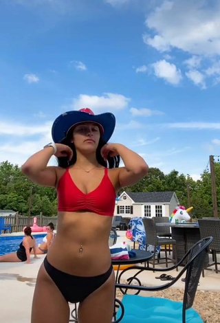 Taylor Mackenzie (@wow.its.taylorr) #bikini  #decote  #piercing no umbigo  «Hunt man joined my tiktok :)...»