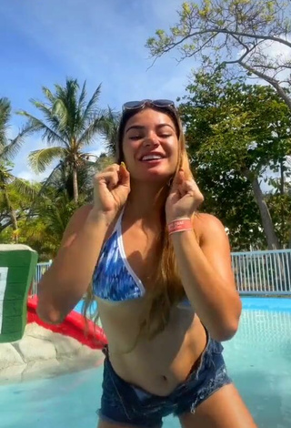 Yeimy Serrano (@yeimyserrano40) #decote  #top de biquíni  #shorts jeans  #abaixo do peito  «Envíale este video a tu ex...»