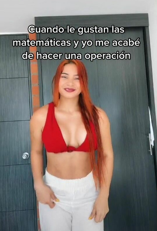 Yeimy Serrano (@yeimyserrano40) #cropped  #top vermelho  #decote  #peito lateral  #corpo tatuado  #calça  #calça branca  #dança de saque  «Comparte este video para que...»