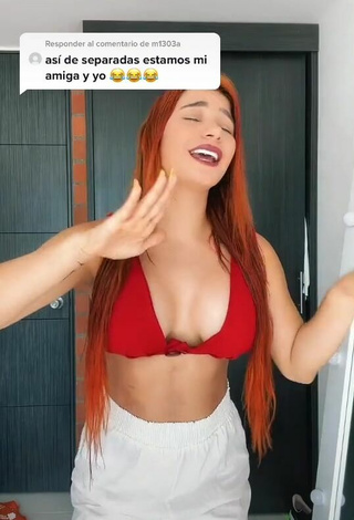 Yeimy Serrano (@yeimyserrano40) #cropped  #top vermelho  #decote  #peito lateral  #corpo tatuado  #calça  #calça branca  «Responder a @m1303a volvió para...»