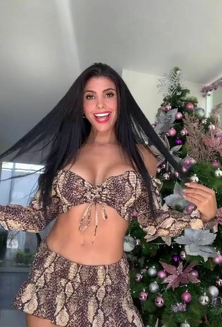 Yesli Gomez (@yesligomezfit) #cropped  #decote  #saia  #top cropped com estampa de cobra  #saia com estampa de cobra  #dança de saque  #peitos grandes  «Negra y de pelo quieto  así es...»