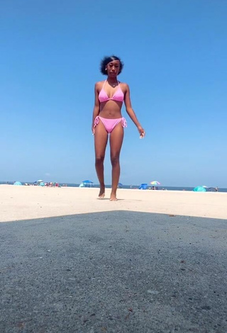 Zoe Olivia (@zoeeoliviaa_) #decote  #bikini  #biquíni rosa  «it was beYOND hot ‍♀️ but it’s...»