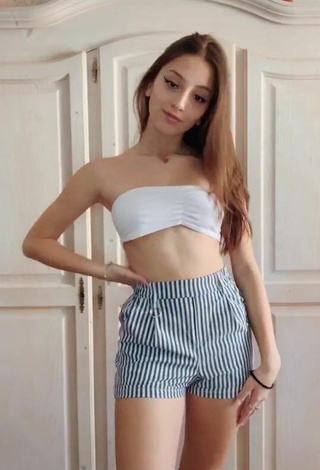 Brunella Cacciuni (@_brunellina_) #top tubo  #top tubo branco  #decote  #shorts  #shorts listrados  «Vi piace la nuova canzone di...»