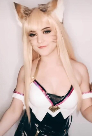 Acky (@ackyfoxy) #cosplay  #decote  «Je voulais juste montrer ma queue»