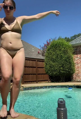 adriana_greaves (@adriana_greaves) #bikini  #decote  #piscina  «Last full day in Texas got me...»