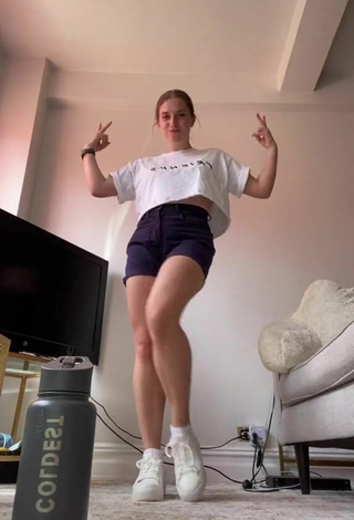 adriana_greaves (@adriana_greaves) #cropped  #shorts  #shorts pretos  «Really just excited about my new...»