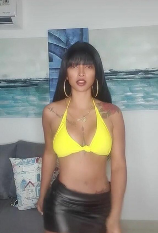 Aliany Garcia (@aliany_g) #top de biquíni  #top de biquíni amarelo  #corpo tatuado  #decote  #saia  #saia preta  #saia de couro  «que tal lo hice del 1 al 10»