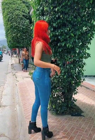 Jissela Lopez (@baby_0309) #bunda  #cropped  #top de colheita de azeitona  #decote  #calça jeans  #rua  «Compartir, otros y cancelar  Ig:...»