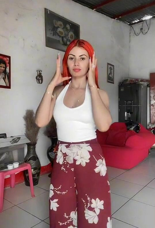 Jissela Lopez (@baby_0309) #top  #top branco  #decote  #calça  #calças florais  «Etiqueten al creador de este...»