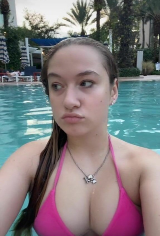 Caitlyn Cohen (@caitlyn.cohen) #decote  #piscina  #molhado  #top de biquíni  #top de biquíni rosa  «Is anyone in Wst Palm Beach,...»