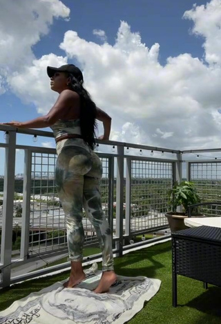 Candice (@candicemusic) #sutiã esportivo  #legging  #decote  #bunda  #sacada  «Woke up in miami  wearing...»