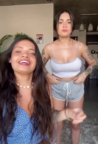 Carol & Vitoria (@carolevitoria) #corpo tatuado  #decote  «Essa não precisa da letra!...»