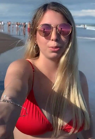 Dany Consoli (@danyconsoli) #decote  #top de biquíni  #top de biquíni vermelho  #shorts  #corpo tatuado  #praia  «Uno de mis favoritos  insta:...»