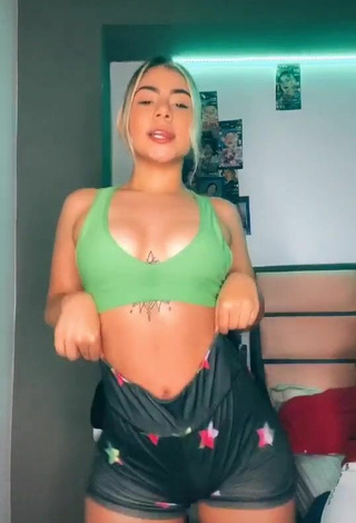 Chantall Pizzino (@dcpizzino) #decote  #cropped  #top verde  #shorts apertados  #bunda tremendo  #peitos saltando  #corpo tatuado  «Dicen que si me sigues en...»