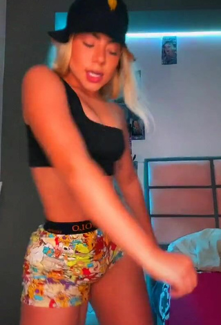 Chantall Pizzino (@dcpizzino) #decote  #cropped  #top preto  #shorts legging  #dança de saque  #corpo tatuado  «Si me mandas cap de este video a...»