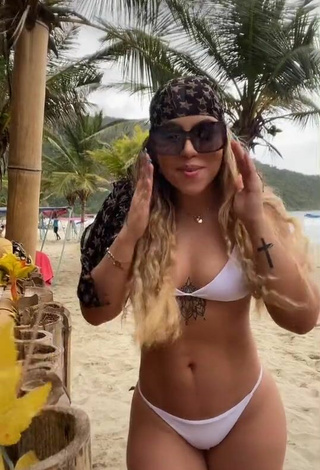 Chantall Pizzino (@dcpizzino) #decote  #bikini  #biquíni branco  #corpo tatuado  #dança de saque  #praia  «Estas vibes que da la playa es...»