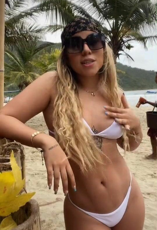 Chantall Pizzino (@dcpizzino) #decote  #bikini  #biquíni branco  #corpo tatuado  #dança de saque  #praia  «Tu segundo @ quiere ir a la...»