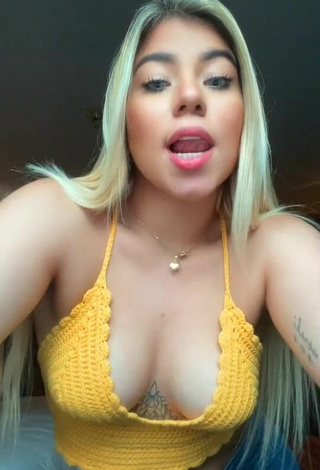 Chantall Pizzino (@dcpizzino) #decote  #cropped  #top amarelo  #top curto de renda  #corpo tatuado  «Que olor tiene este video»