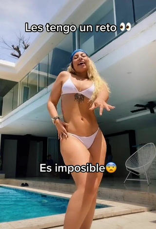 Chantall Pizzino (@dcpizzino) #decote  #bikini  #biquíni branco  #corpo tatuado  #dança de saque  #peitos saltando  #piscina  «Es imposible  Tiki tiki no deja...»